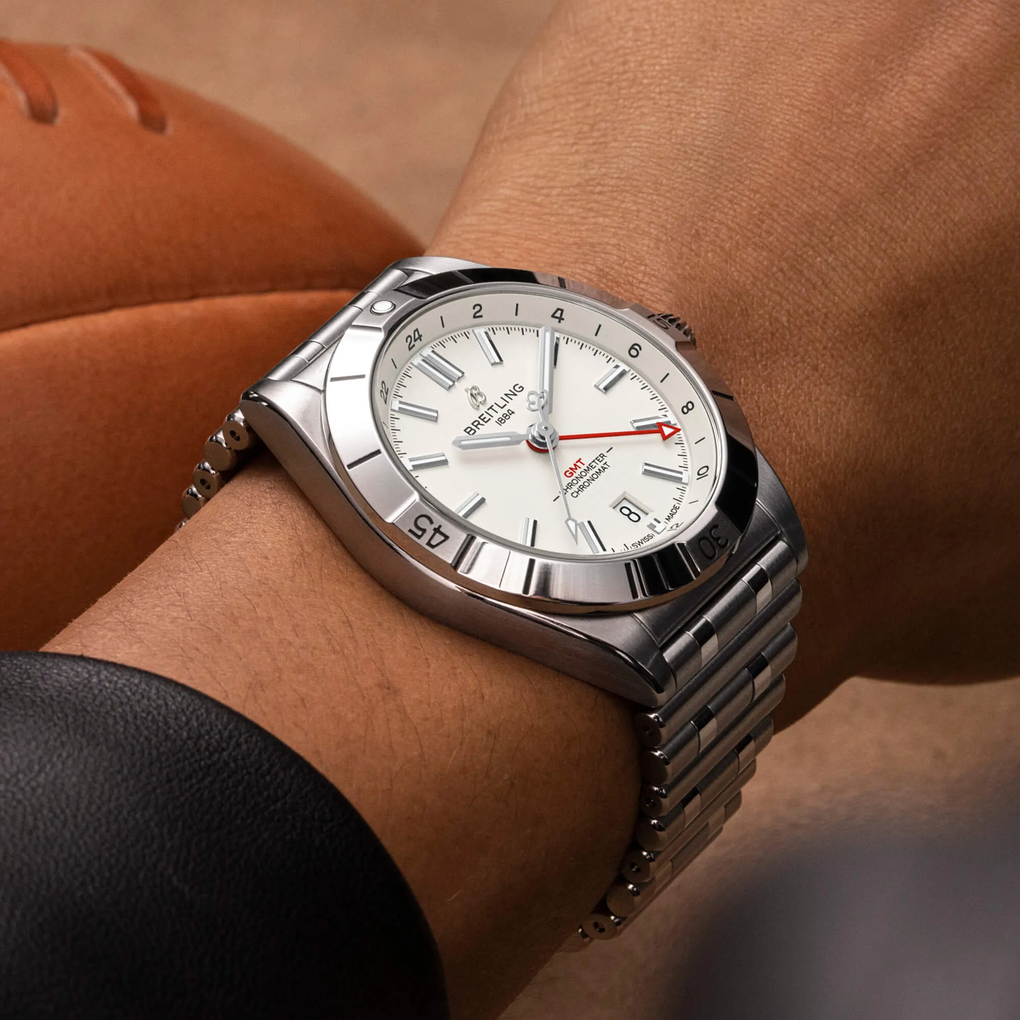 malalan-breitling-chronomat-automatic-gmt-40-watch-A32398101A1A1-IMG2