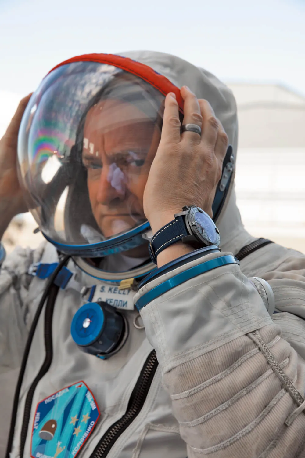 05_breitling-aviation-pioneers-squad-member-scott-kelly-wearing-the-super-avenger-chronograph-48-night-mission