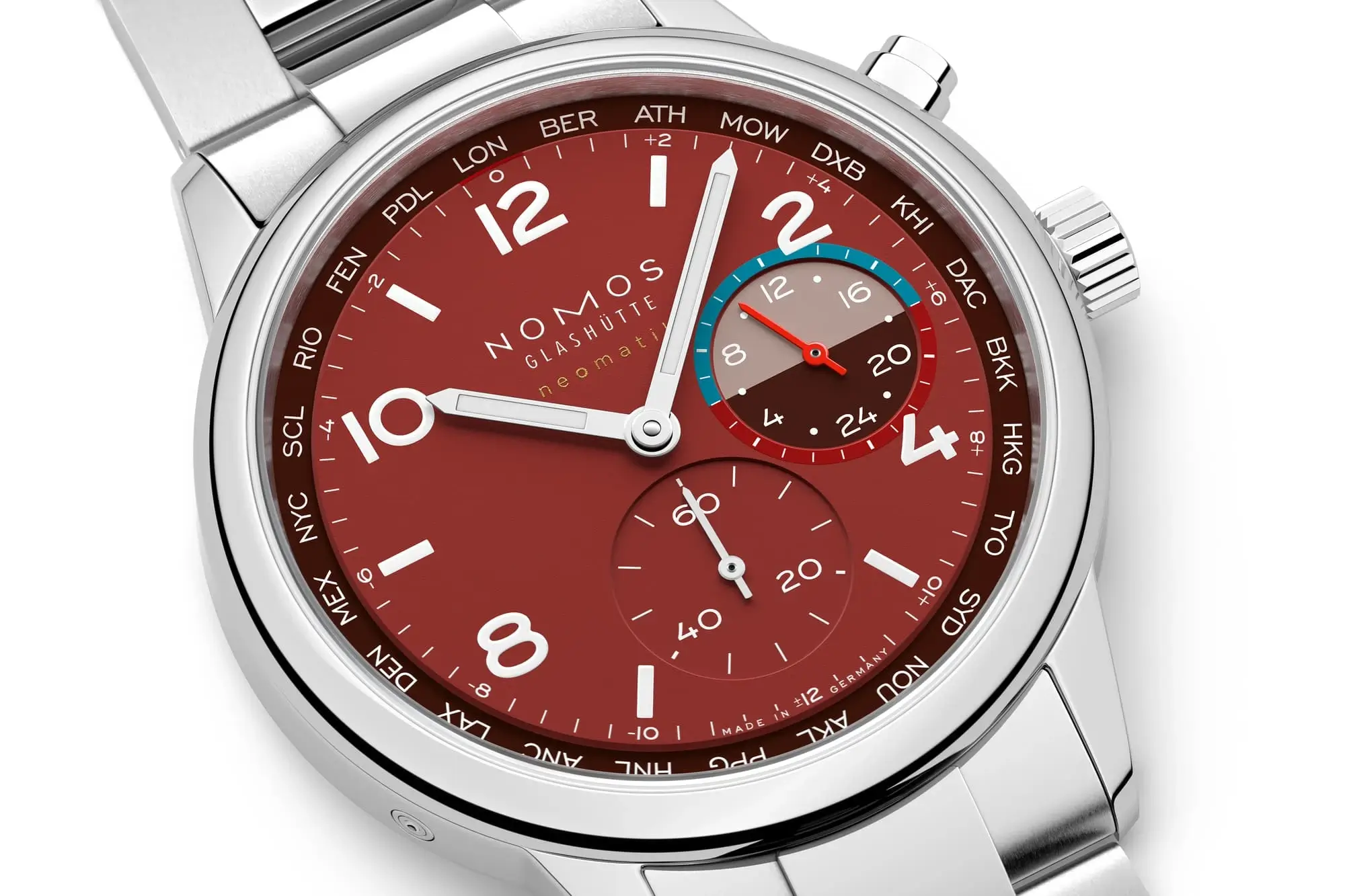 Malalan_04_NOMOSGlashuette_0790_S5_Club_Sport_neomatik_Worldtimer_Magma_3543x2362px
