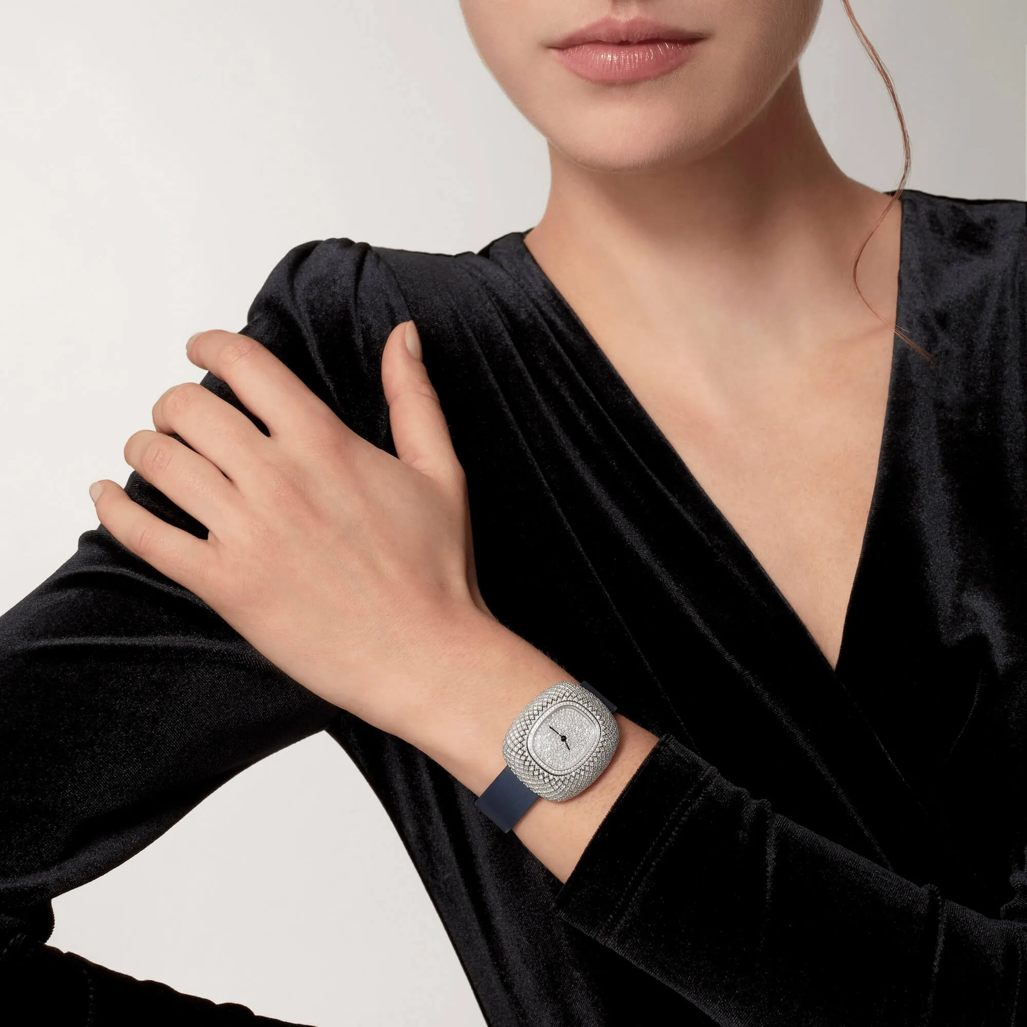 malalan-cartier-coussin-de-cartier-watch-wjcs0011-img2