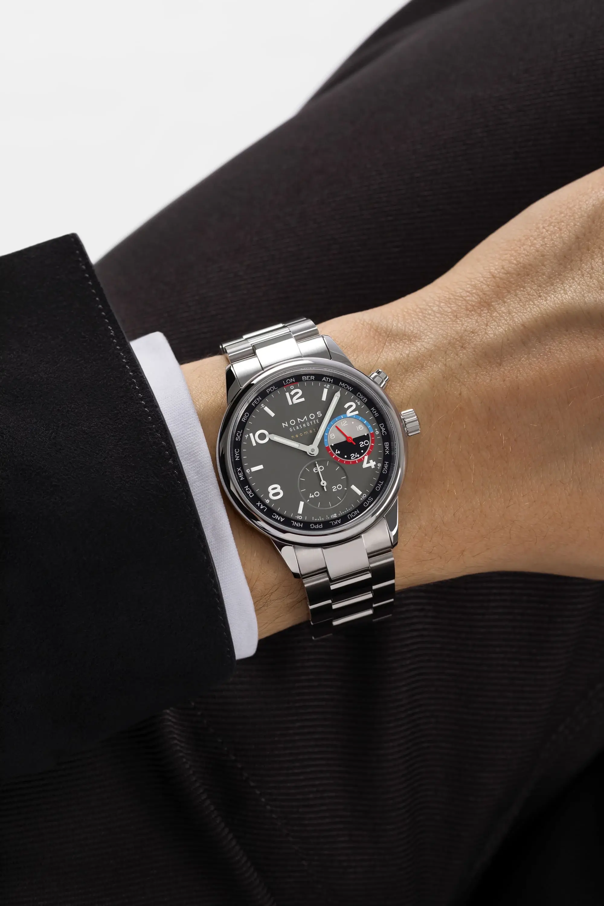 Malalan_10_NOMOSGlashuette_0790_S1_Club_Sport_neomatik_Worldtimer_Volcano_2362x3543px