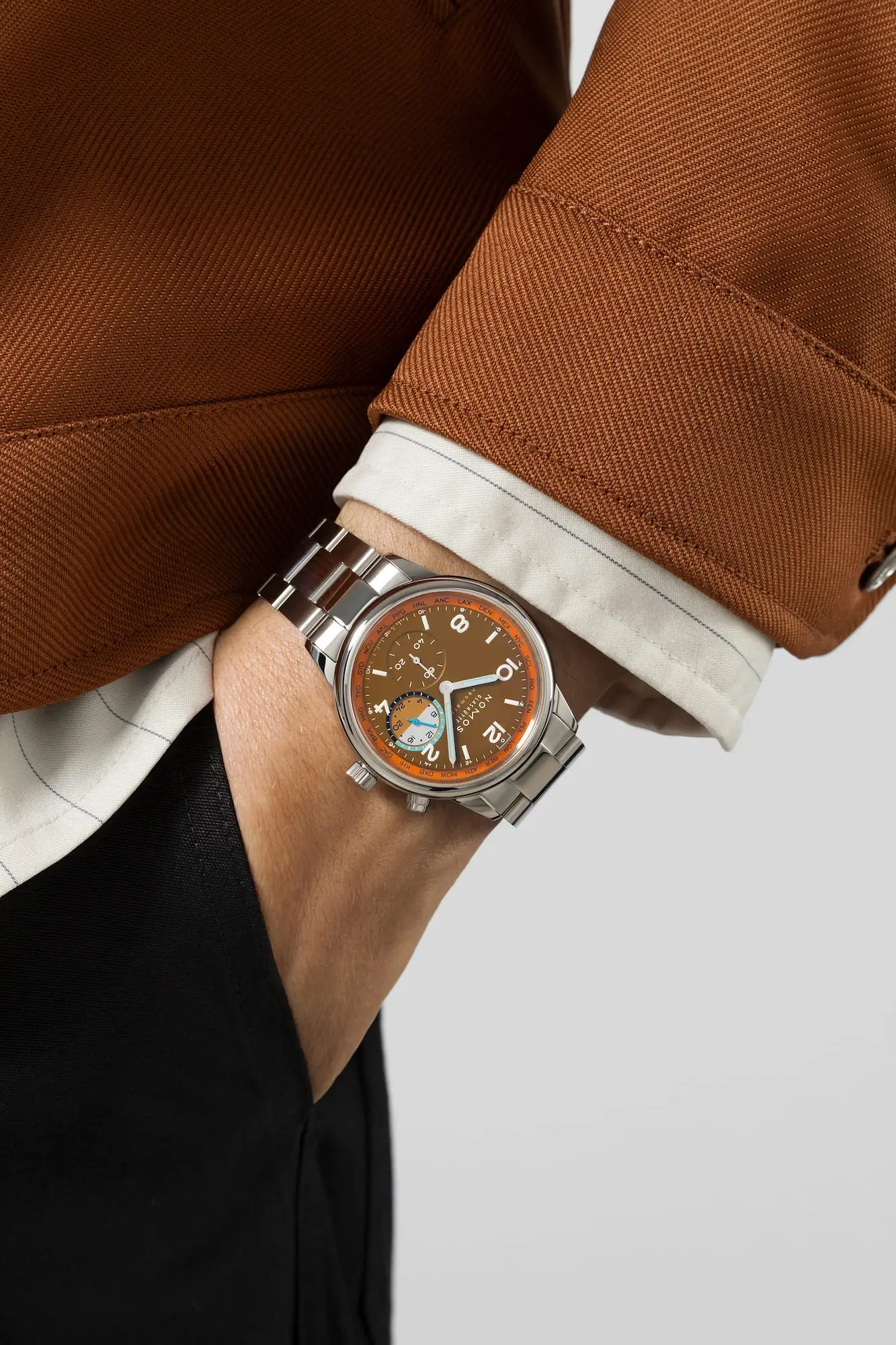 Malalan_09_NOMOSGlashuette_0790_S3_Club_Sport_neomatik_Worldtimer_Canyon_2362x3543px